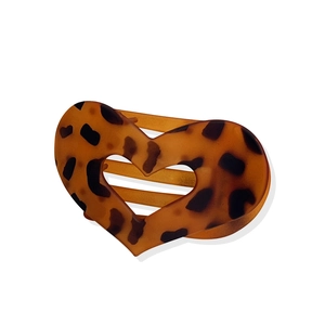 Pince à cheveux minimaliste en forme de cœur avec motif léopard et écaille ambrée