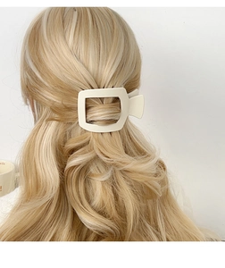 Vue arrière d'une pince à cheveux mate crème fixant une coiffure minimaliste sur cheveux blonds