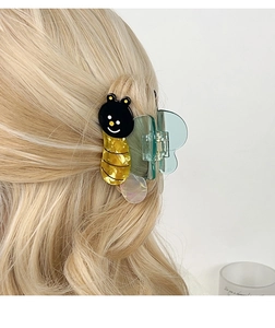 Pince à cheveux abeille mignonne en résine d'acétate sur cheveux blonds ondulés