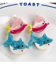 Detail von niedlichen Hai-Haarklammern aus Acetat in Rosa und Blau für Kinder