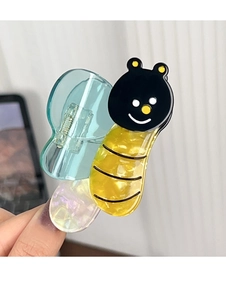 Gros plan détaillé d'une pince à cheveux abeille en acétate coloré pour femme