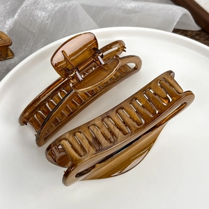 Large vintage hollow wood grain claw clips in amber leopard resin for elegant hair styling