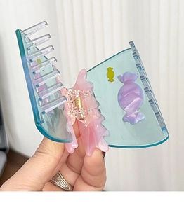 Vue détaillée de la pince à cheveux en acétate bleu translucide avec décor de bonbon