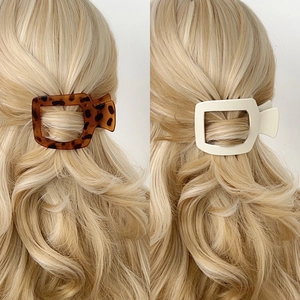 Pinces à cheveux minimalistes léopard et crème pour une coiffure élégante de femme