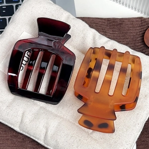 Grandes pinces à cheveux à motif écaille de tortue en ambre et marron sur sac en toile