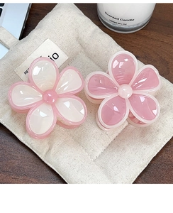 Dettaglio macro di fermagli per capelli a forma di fiore color gelatina su tessuto