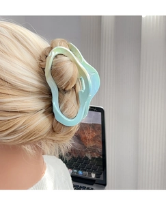 Vue détaillée d'une grande pince à cheveux dégradée dans une coiffure relevée