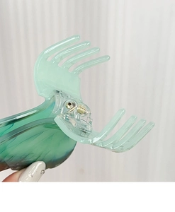 Détail du clip à cheveux papillon en résine verte translucide avec ressort métallique robuste