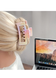 Détail d'une grande pince à cheveux rectangulaire dégradée sur un mannequin