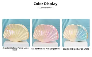 Détail de grandes pinces à cheveux coquillage irisées aux dégradés jaune, rose et bleu