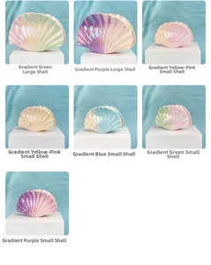 Détail de pinces à cheveux en forme de coquillage aux tons dégradés multicolores