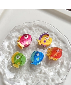 Lot de cinq pinces à cheveux en acrylique en forme de poisson coloré sur plateau