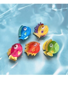 Détail de pinces à cheveux en acrylique forme poisson coloré avec yeux de dessin animé