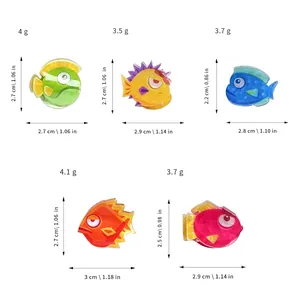 Guide des tailles pour pinces à cheveux en acrylique avec cinq motifs de poissons colorés