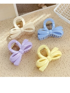 Vue détaillée de quatre pinces à cheveux en forme de nœud multicouche aux couleurs pastel douces
