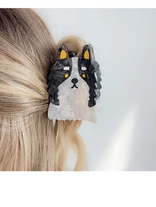 Vue arrière d'un mannequin portant une pince à cheveux border collie sur cheveux blonds