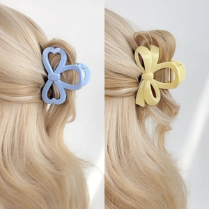 Pinces à cheveux nœud élégantes en bleu clair et jaune crème sur cheveux blonds