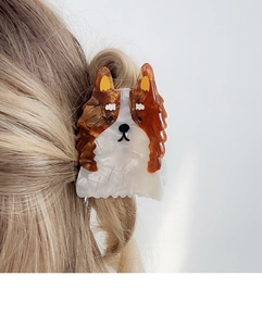 Détail d'une pince à cheveux Border Collie fixant une queue de cheval blonde
