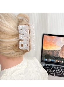 Grande pince à cheveux élégante blanc perle portée par un mannequin pour une coiffure