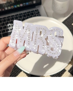 Détail de la pince à cheveux MRS lavande avec strass et finition nacrée élégante