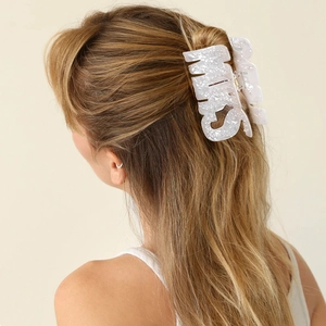Pince à cheveux élégante avec lettrage KISS sur texture résine marbre blanc