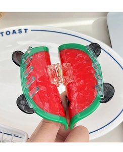 Detailansicht der Haarspange im Wassermelonen-Design mit leuchtend roten Acryl-Farben