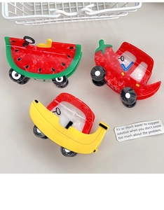 Makroaufnahme kreativer Haarklammern aus Acetat in Autoform mit fruchtigem Wassermelonen-Design
