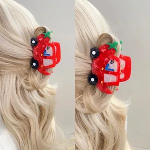 Rote Haarspange aus Acetat in Autoform für Frauen auf blondem gewelltem Haar