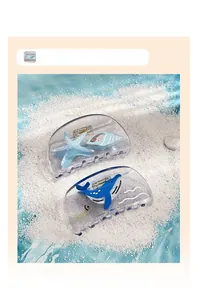 Vue détaillée des pinces à cheveux océan avec motifs étoile de mer, coquillage et baleine