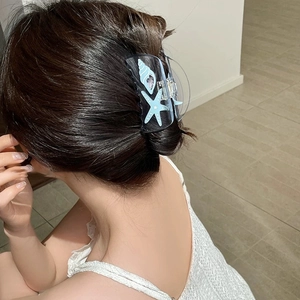 Pince à cheveux thème océan en bleu transparent avec motifs étoile de mer et coquillage