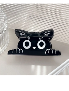 Detailaufnahme der schwarzen Haarklammer aus Acetat mit süßem Comic-Katzen-Design