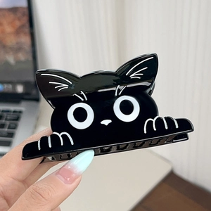 Süße schwarze Katzen-Haarklammer aus Acetat mit Cartoon-Augen in der Hand