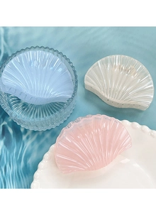 Detail of shell-shaped hair claws in translucent pastel jelly colors and wave textures