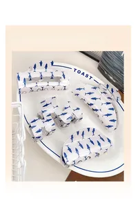 Détail de quatre pinces à cheveux géométriques à motif de requin bleu sur un plateau
