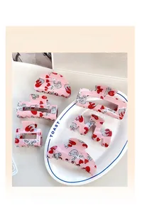 Lot détaillé de cinq pinces à cheveux roses avec motifs de cœurs et de paresseux