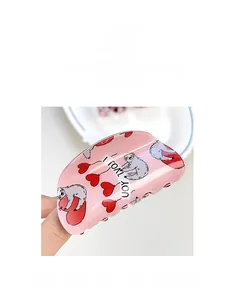 Détail d'une pince à cheveux rose avec un motif mignon de paresseux et de cœur