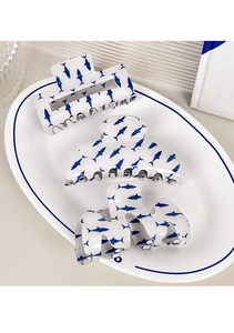 Détail de trois pinces à cheveux en résine avec motifs requins bleus sur fond blanc