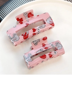 Détails des pinces à cheveux en résine rose avec motifs de paresseux et cœurs en céramique