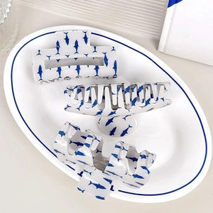 Lot de trois pinces à cheveux avec motifs requins bleus sur acétate blanc
