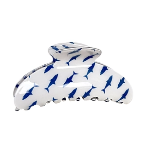 Pince à cheveux demi-cercle blanche avec motif requin bleu et finition élégante
