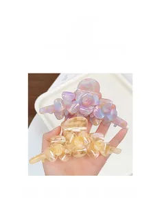 Makroaufnahme der 3D-Acetat-Blumen-Haarklammern mit Perlmutt-Effekt in Bernstein und Opal