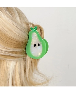 Détail d'une pince à cheveux en acétate en forme de poire avec finition brillante