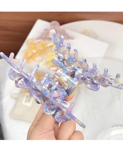 Makroaufnahme einer großen Haarspange aus Acetat mit schillerndem Farbverlauf-Finish