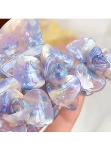 Detail einer irisierenden lila Haarklammer aus Acetat mit 3D-Rosenblütendesign