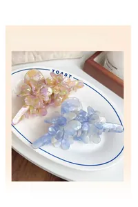 Détail de grandes pinces à cheveux fleur en acétate 3D avec finition irisée dégradée