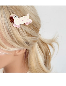 Detailansicht einer cremefarbenen Pudel-Haarklammer mit rosa Punkten im Haar