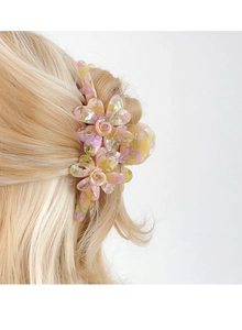 Détail d'une grande pince à cheveux florale en acétate avec texture marbrée rose et verte