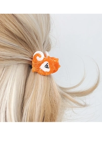 Nahaufnahme der süßen orange-weißen Katzen-Haarklammer in blondem Haar als Alltagsstyling