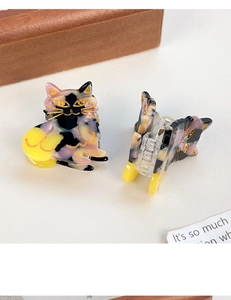 Detail einer süßen Katzen-Haarklammer mit Schildpatt-Textur und goldenen Akzenten