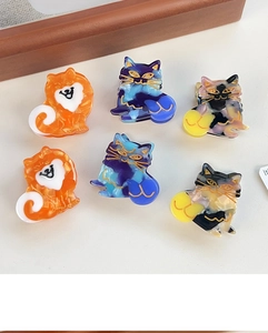 Detailansicht der Katzen-Haarspangen aus Acetat mit Textur und goldenen Gravuren